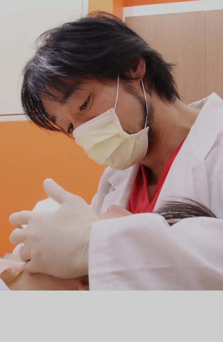 院長が施術する様子