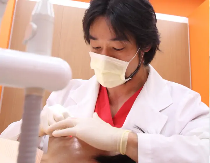 院長が治療する様子