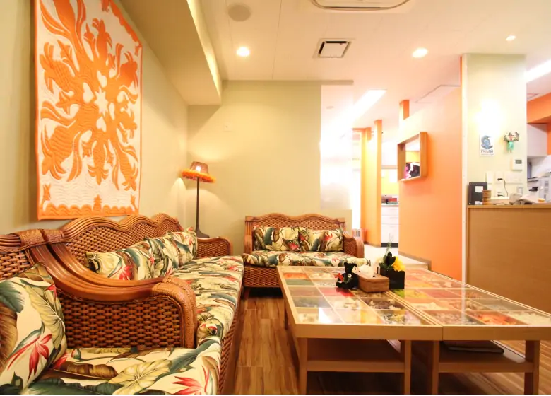 院内のソファの画像